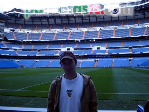 Camilo Men&eacute;ndez en la cancha del Santiago Bernabe&uacute;